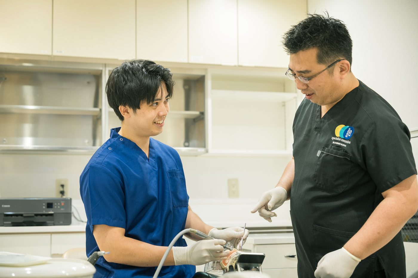 院長が若手の歯科医師に指導している様子